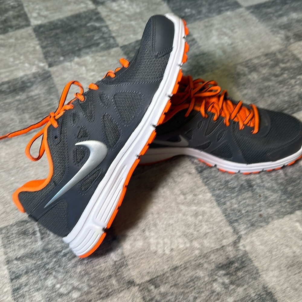 New Nike Revolution Size 8 Mens Shoes